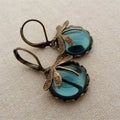 Pendientes de libélula dorados vintage de bronce para mujer, con diseño esférico y estilo de moda de Vega Madrid.