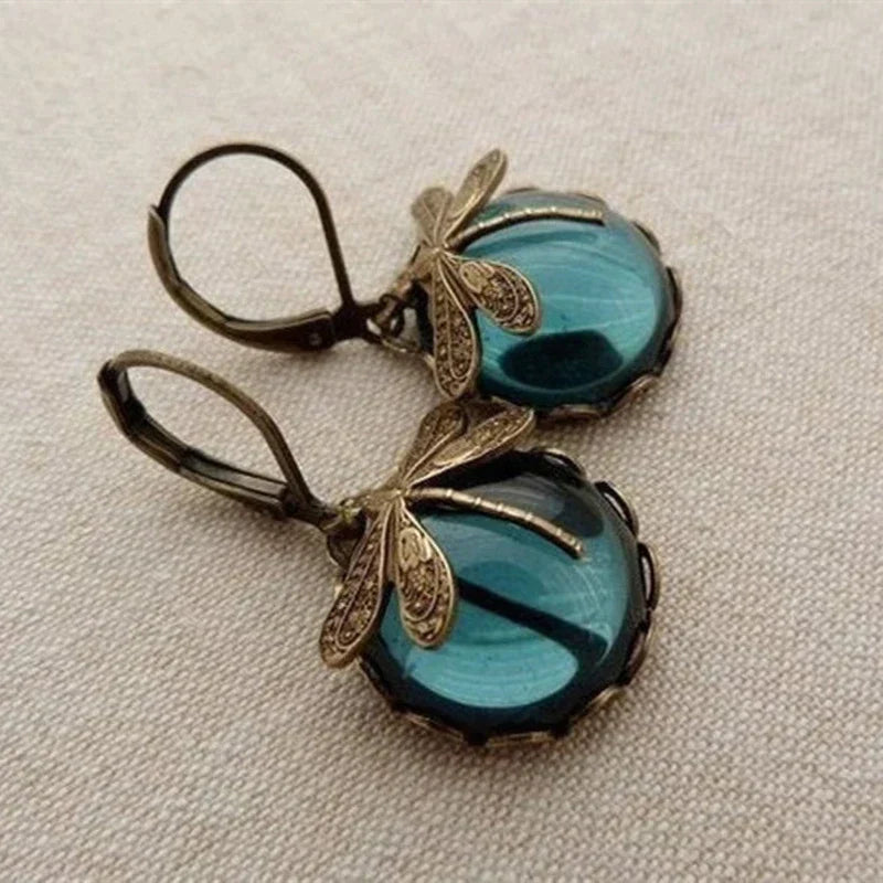 Pendientes de libélula dorados vintage de bronce para mujer, con diseño esférico y estilo de moda de Vega Madrid.