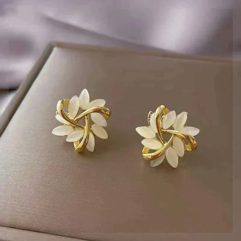 Pendientes de tuerca circular con detalles de palo para mujer, joyería Vega Madrid, con ópalo blanco en un diseño elegante.