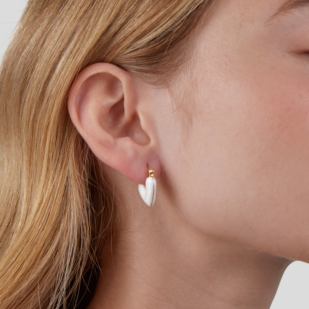 Pendientes de corazón en oro puro de Vega Madrid, diseño delicado y elegante para lucir en ocasiones especiales.
