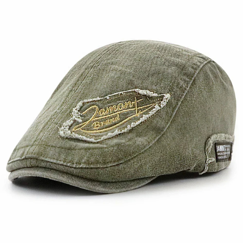 Gorra de denim Iván de Vega Madrid, estilo casual, con visera curva y detalles en costura, vista frontal sobre fondo neutro.