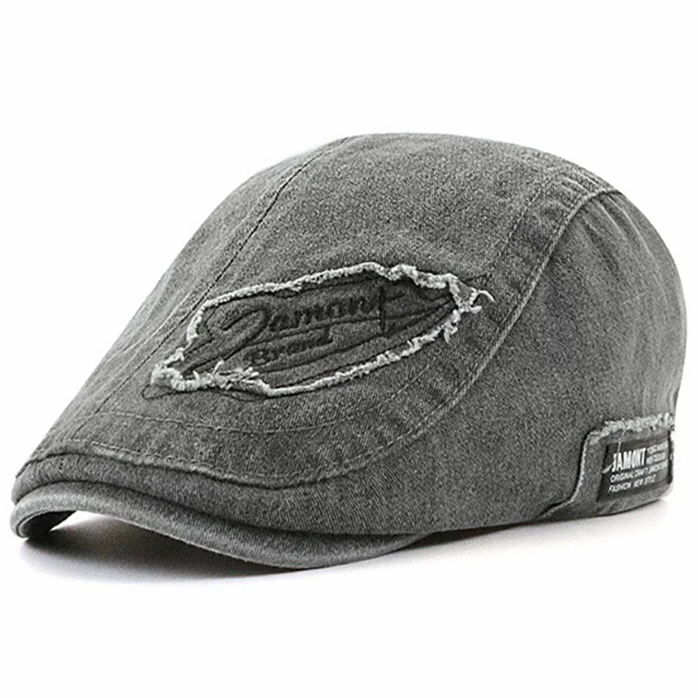 Gorra de denim Iván de Vega Madrid, vista frontal, con diseño clásico y etiqueta de marca en la parte frontal.