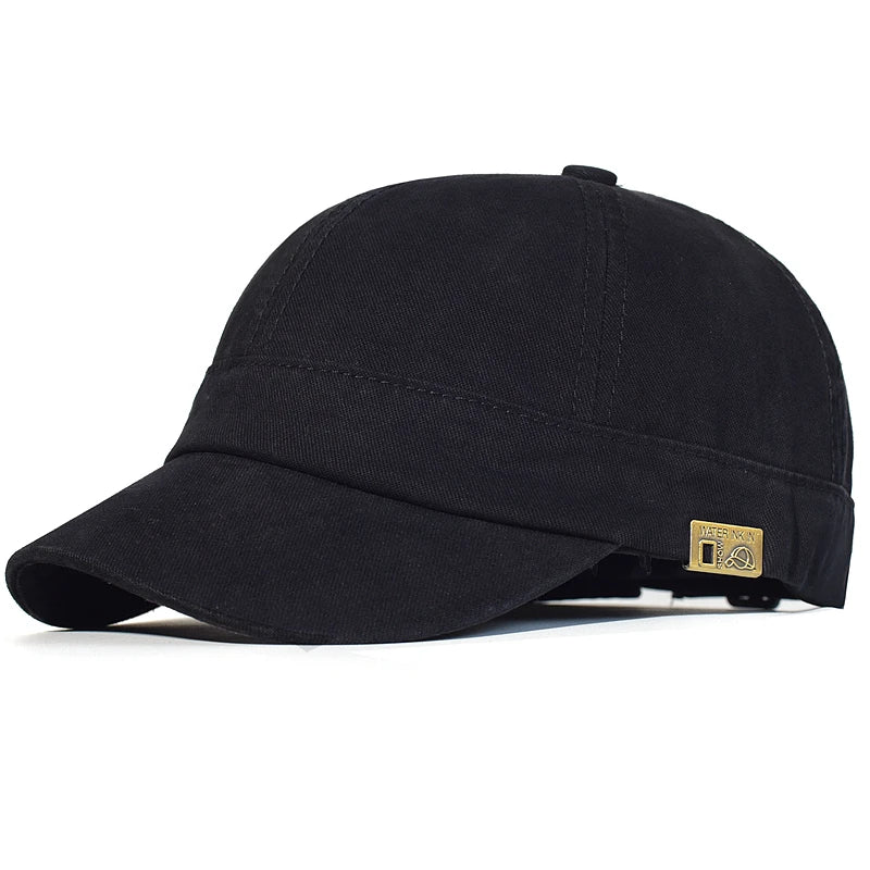 Gorra de algodón para hombre Andrés de Vega Madrid, vista frontal, en color neutro, con diseño clásico y ajustable.