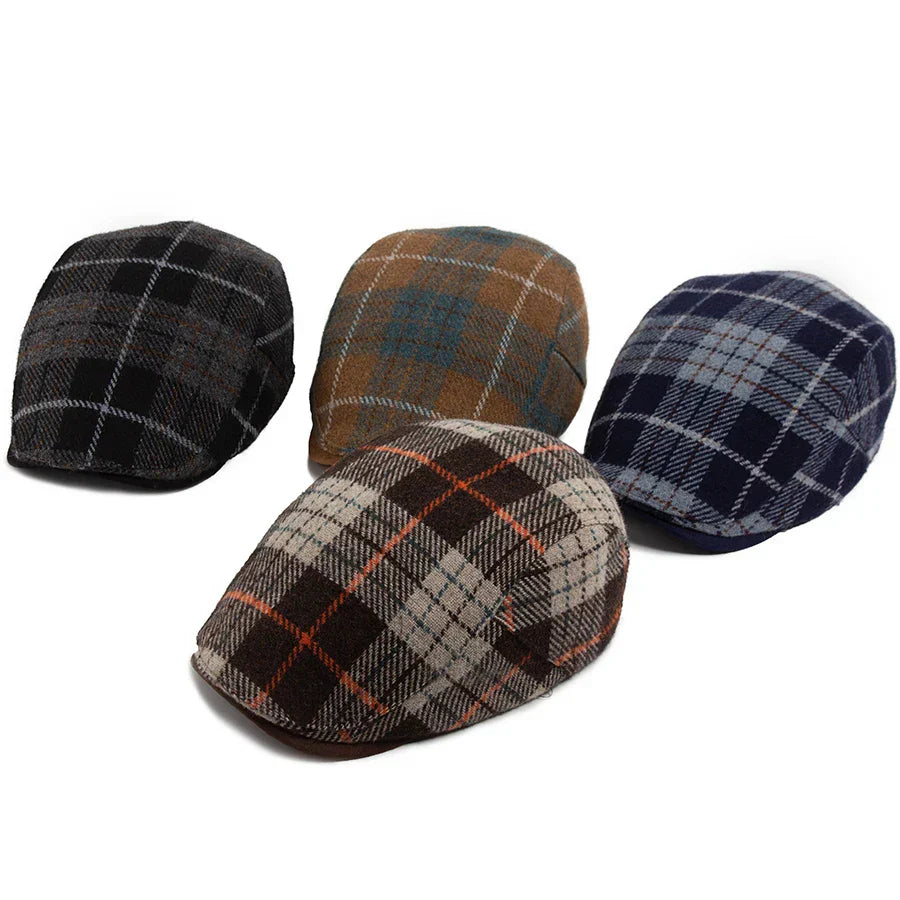 Gorra clásica para hombre César de Vega Madrid, diseño elegante en color neutro, vista frontal de la gorra con bordado distintivo