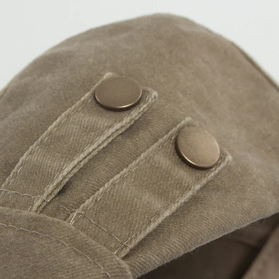 Gorra vintage heritage Thiago de Vega Madrid, estilo clásico con diseño retro, en color oscuro, vista frontal.