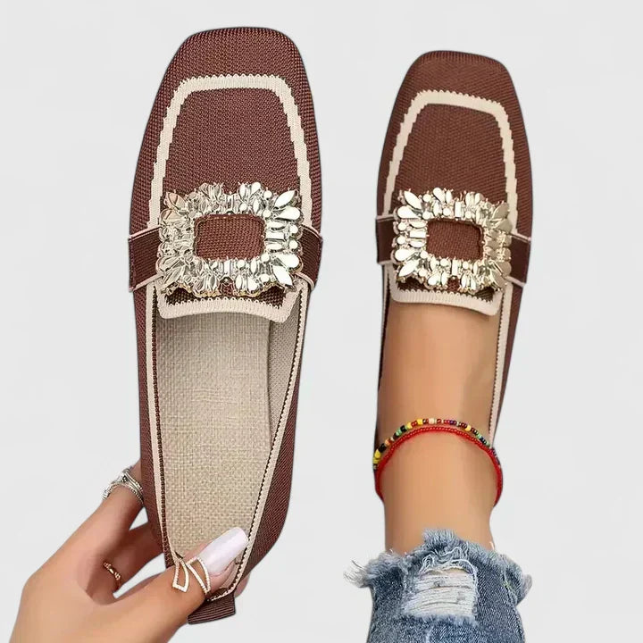 Bailarina Maylora Royal de Vega Madrid, en color negro, con diseño elegante y suela plana para comodidad y estilo.