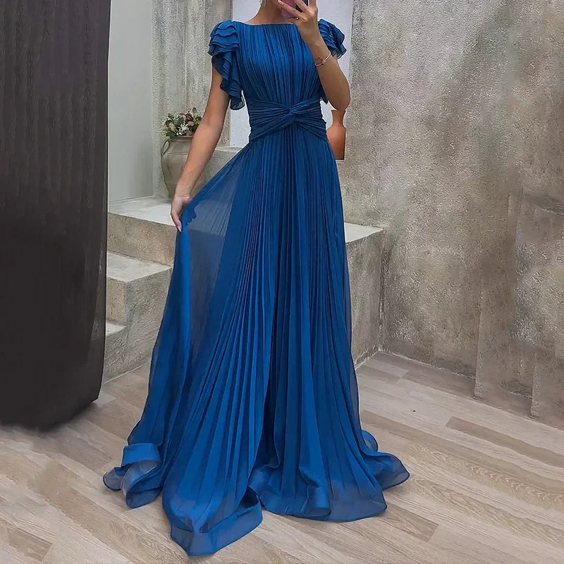 Vestido plisado elegante Valeria de Vega Madrid en color neutro, mostrando su diseño sofisticado y detalles de la prenda.