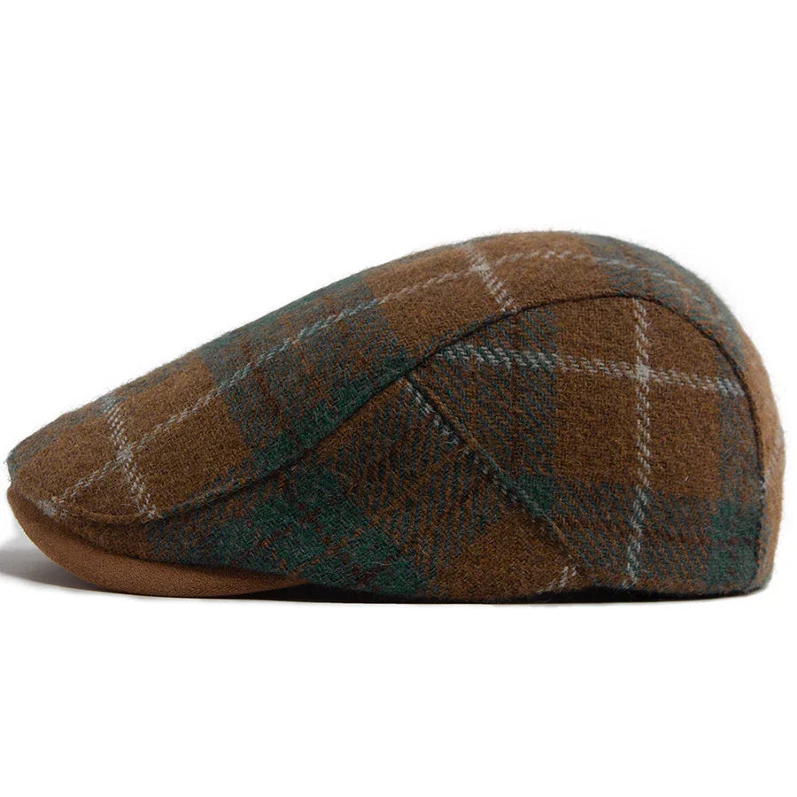 Gorra clásica para hombre César de Vega Madrid, diseño sencillo y elegante en color neutro, vista frontal de la gorra