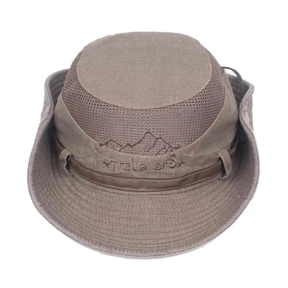 Sombrero explorador transpirable de Vega Madrid con diseño de león, ideal para actividades al aire libre.