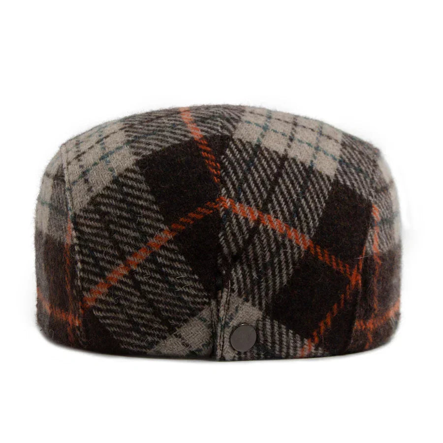Gorra clásica para hombre César de Vega Madrid, con diseño elegante y ajuste cómodo, vista frontal en color neutro.