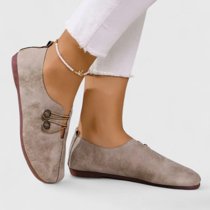 Zapatos planos Kyline de Vega Madrid en color arena con botón, diseñados para comodidad y estilo en calzado femenino.