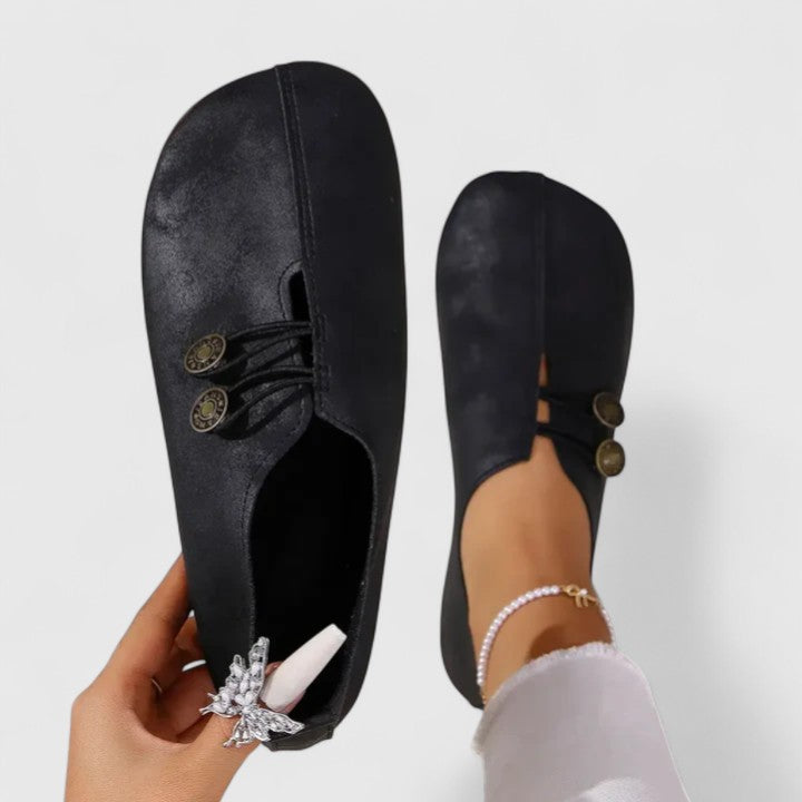 Zapatos planos Kyline de Vega Madrid en color arena con botón, ideales para un estilo cómodo y elegante.
