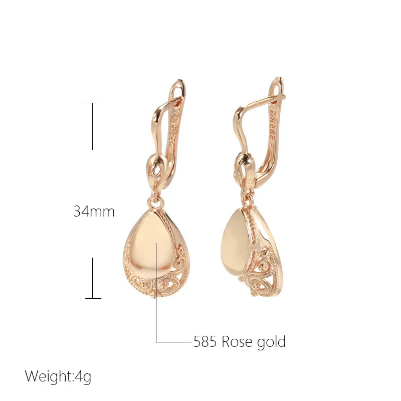 Pendientes colgantes Merle de Vega Madrid con diseño elegante en acabado metálico y detalles ornamentales.
