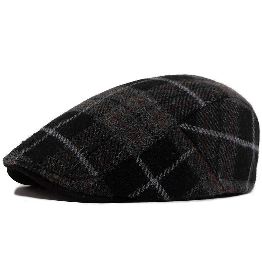 Gorra clásica para hombre César de Vega Madrid, diseño sencillo en color neutro, vista frontal en imagen.