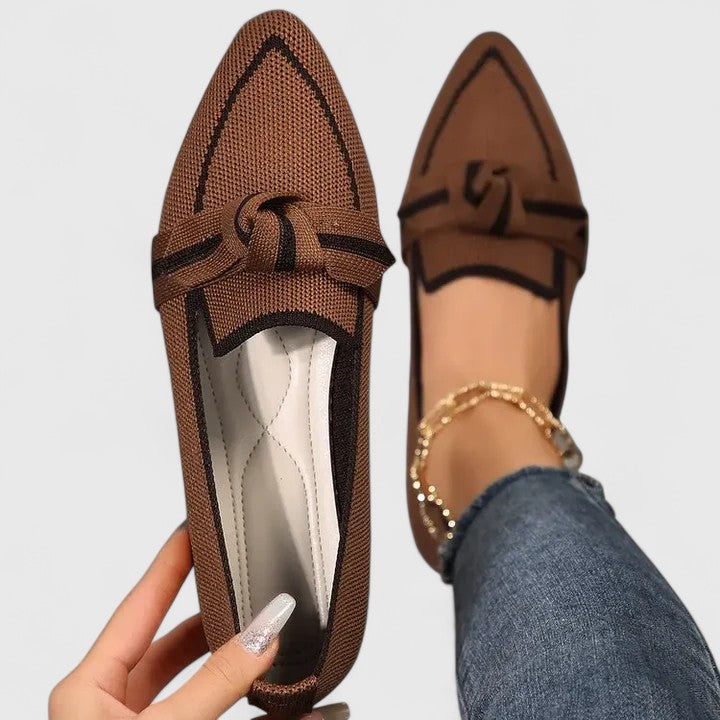 Mocasines elegantes Maricela de Vega Madrid con nudo en la parte superior, calzado clásico en color negro para mujer.