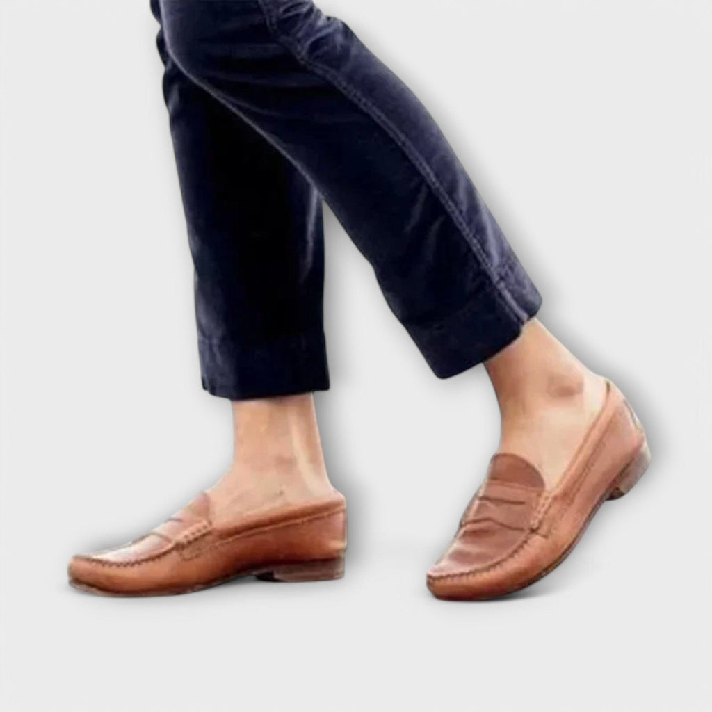 Mocasín esencial Eline de Vega Madrid en color neutro, con diseño clásico y material suave para comodidad y estilo.