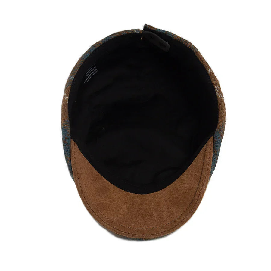 Gorra clásica para hombre César de Vega Madrid, en color neutro, con diseño simple y ajustable en la parte trasera.