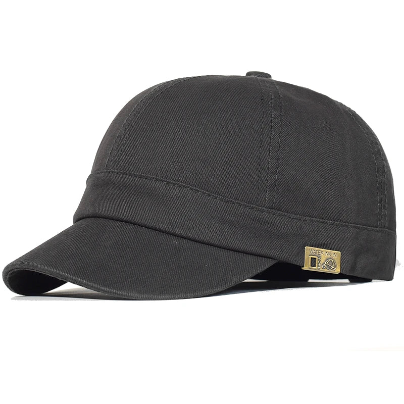 Gorra de algodón Andrés de Vega Madrid para hombre, vista frontal en color neutro, con diseño clásico y etiqueta en la parte frontal.