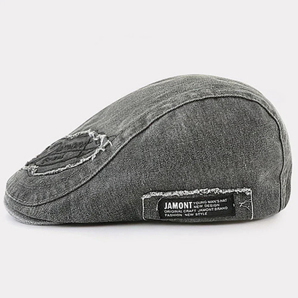 Gorra de denim Iván Vega Madrid con diseño clásico y ajuste ajustable, vista frontal sobre fondo blanco.