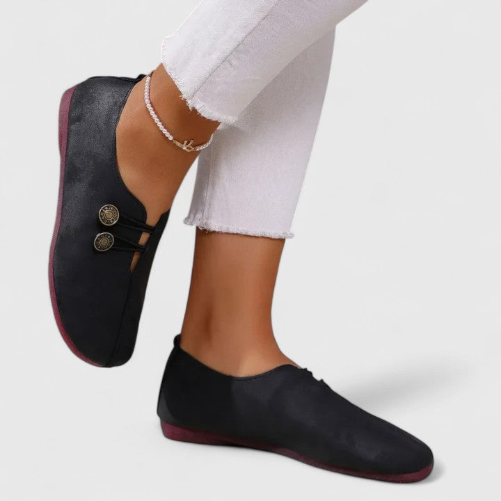 Zapatos planos Kyline de Vega Madrid en color arena con botón, vistos desde el lado con diseño elegante y cómodo.