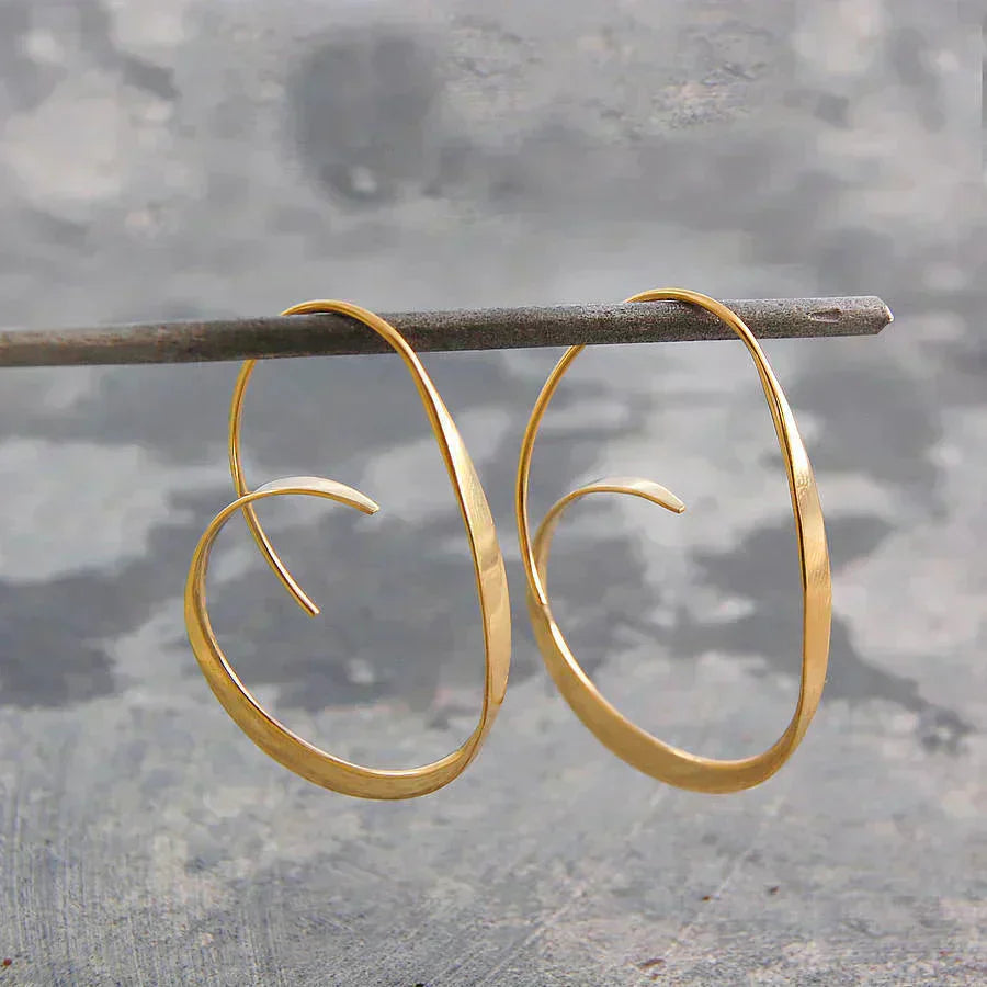 Pendientes de espiral de Vega Madrid, diseño elegante y moderno, con acabado brillante y detalles delicados.