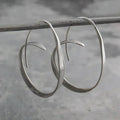 Pendientes de espiral dorados de Vega Madrid, accesorios elegantes y modernos para lucir en cualquier ocasión.