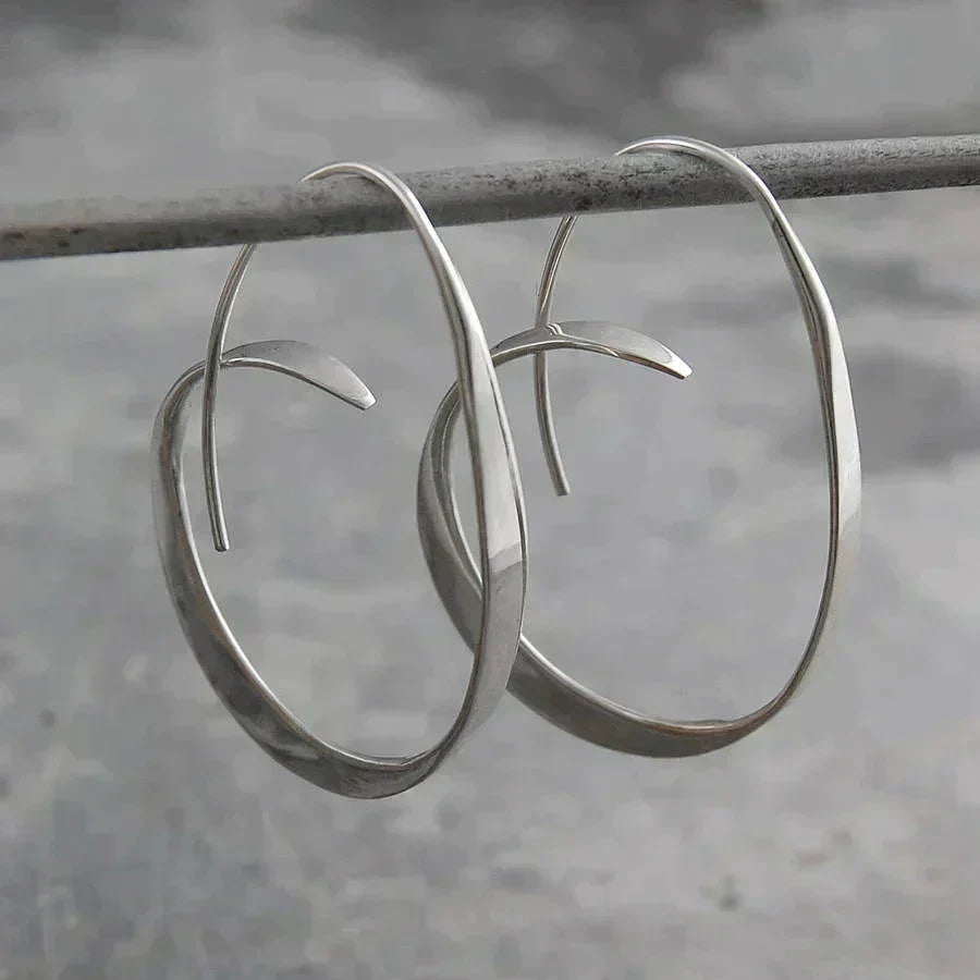 Pendientes de espiral dorados de Vega Madrid, accesorios elegantes y modernos para lucir en cualquier ocasión.