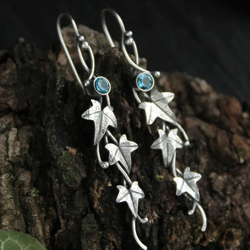 Pendientes Elfos de cristal azul de Vega Madrid con diseño delicado y detalles brillantes en forma de gota.