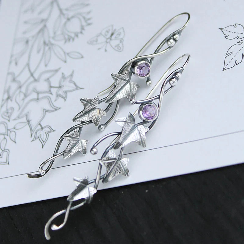 Pendientes Elfos de cristal azul de Vega Madrid con delicados detalles en forma de elfos y brillo brillante.