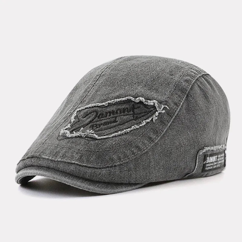 Gorra de denim Iván de Vega Madrid, estilo casual, vista frontal con bordado en la parte frontal, material de tela resistente.