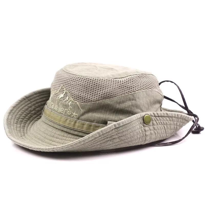 Sombrero explorador transpirable de Vega Madrid en color beige, con ala ancha y detalles de tela ligera para protección solar.