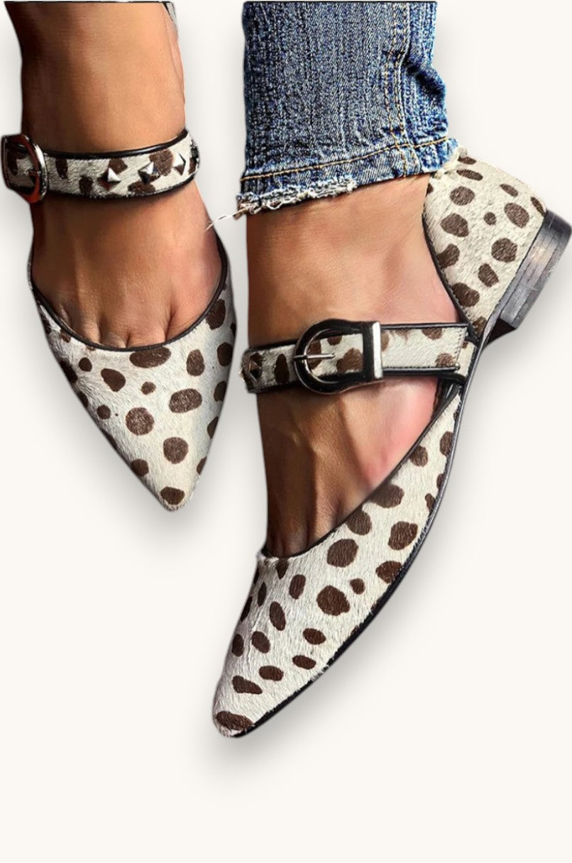Merceditas Emery de Vega Madrid con tachuelas, calzado femenino de cuero con detalles metálicos y suela antideslizante visible en la imagen.