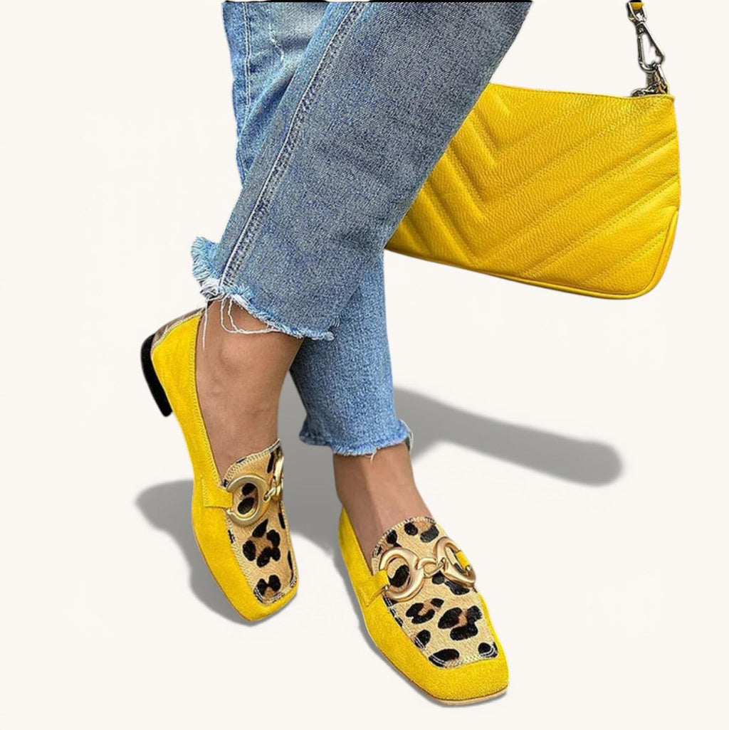 Mocasín Vega Madrid Stelle Leopardo Mostaza en piel con diseño elegante y estampado de leopardo en tonos mostaza.