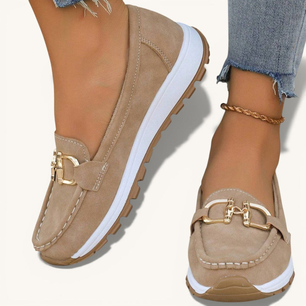 Mocasín de confort chic Ellie de Vega Madrid, en color neutro, con diseño elegante y suave textura para comodidad diaria.