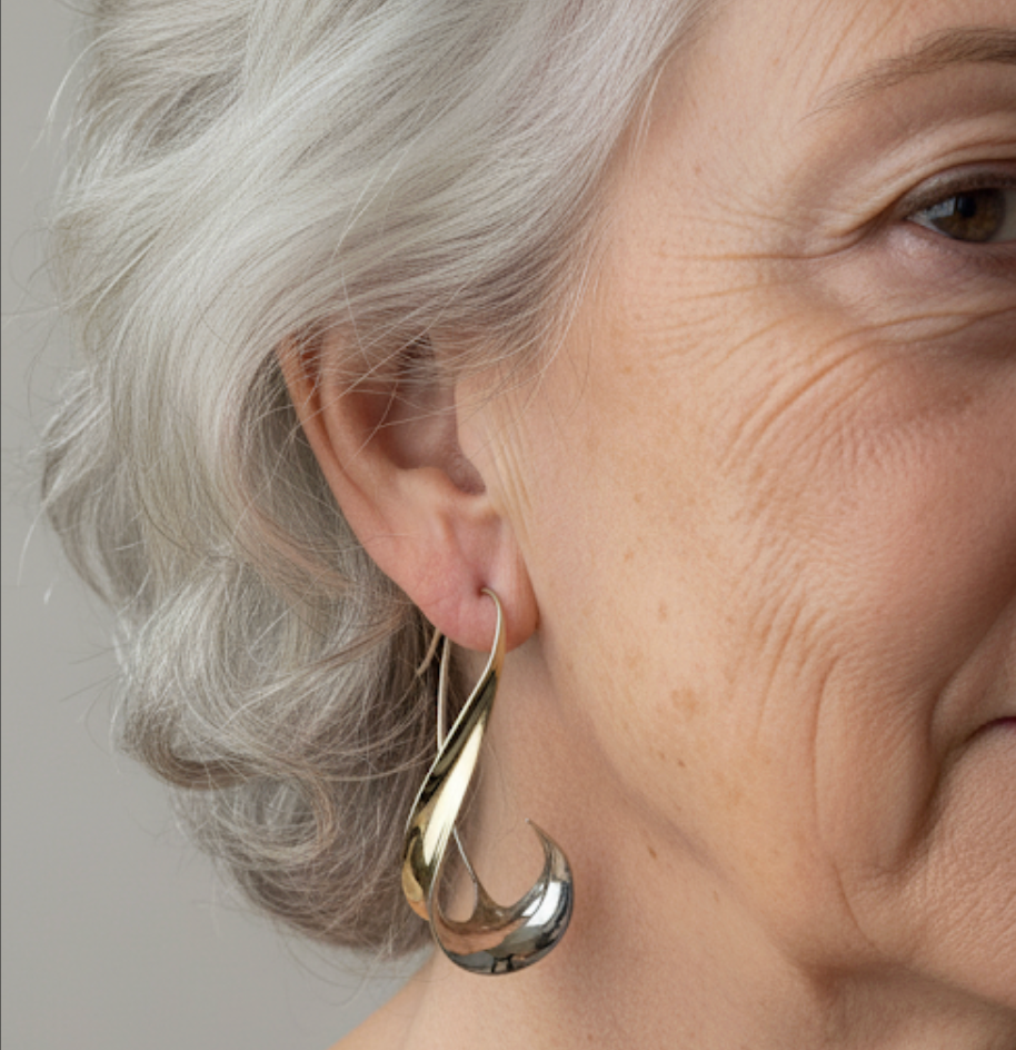 Pendientes vintage colgantes dorados de Vega Madrid, diseño elegante con detalles ornamentales en acabado brillante.