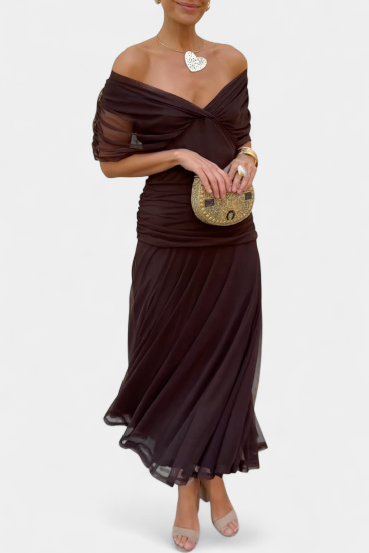 Vestido largo celeste de Vega Madrid con escote cruzado y tejido fluido, mostrando su diseño elegante y suave.