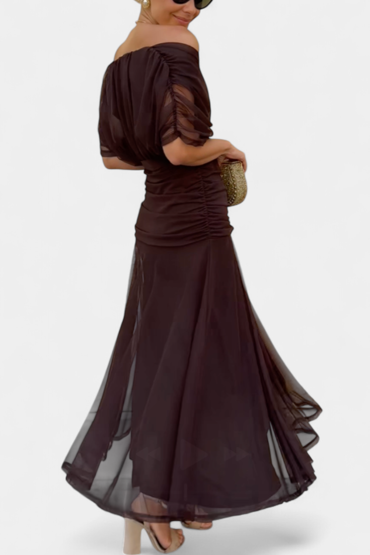 Vestido largo celeste con escote cruzado y tejido fluido de Vega Madrid, detalles de la prenda en la imagen.