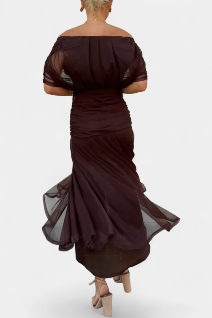 Vestido largo celeste de Vega Madrid con escote cruzado y tejido fluido, mostrando su diseño elegante y suave caída.