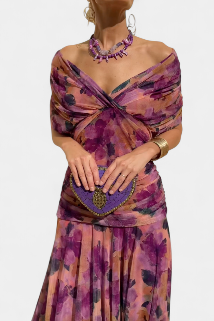 Vestido largo celeste de Vega Madrid con escote cruzado y tejido fluido, muestra su diseño elegante y suave.
