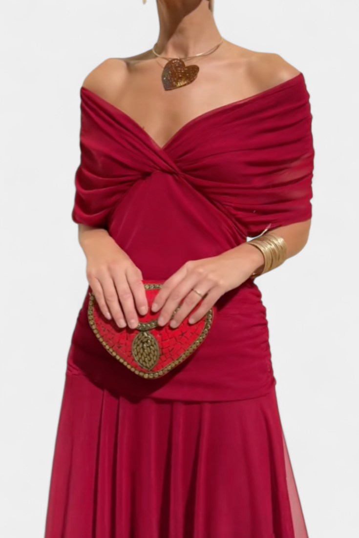 Vestido largo celeste de Vega Madrid con escote cruzado y tejido fluido, mostrado en la imagen.
