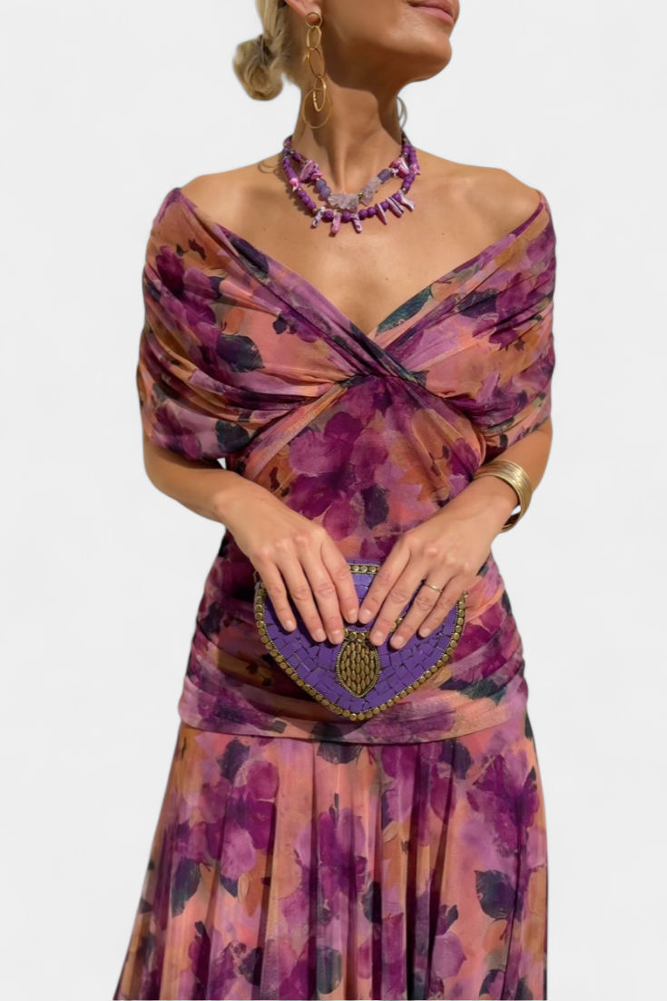 Vestido largo celeste de Vega Madrid con escote cruzado y tejido fluido, mostrando su elegante diseño y caída suave