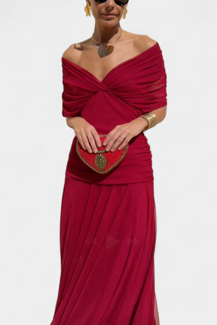 Vestido largo celeste de Vega Madrid con escote cruzado y tejido fluido, mostrando su diseño elegante y cómodo.