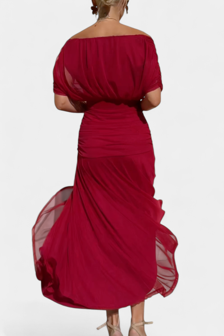 Vestido largo Celeste de Vega Madrid con escote cruzado y tejido fluido, mostrando su diseño elegante y sofisticado.
