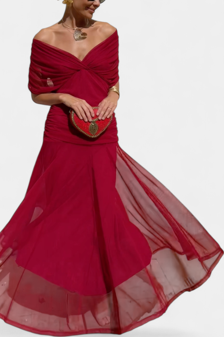 Vestido largo celeste de Vega Madrid con escote cruzado y tejido fluido, mostrando su diseño elegante y suave caída.