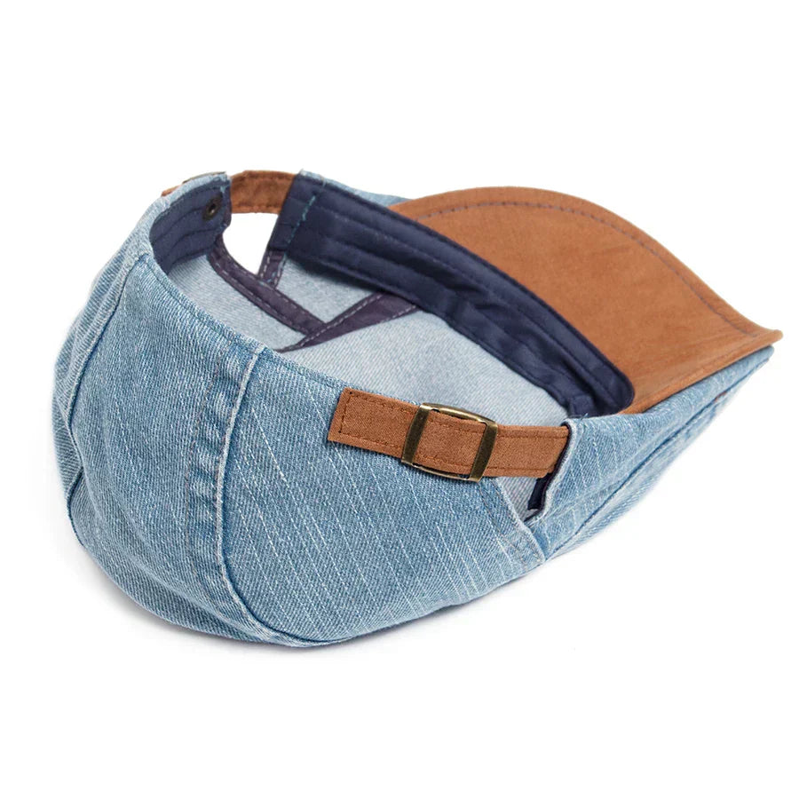 Gorra plana vaquera Mateo de Vega Madrid con diseño clásico y ajuste ajustable, vista frontal en color azul denim.