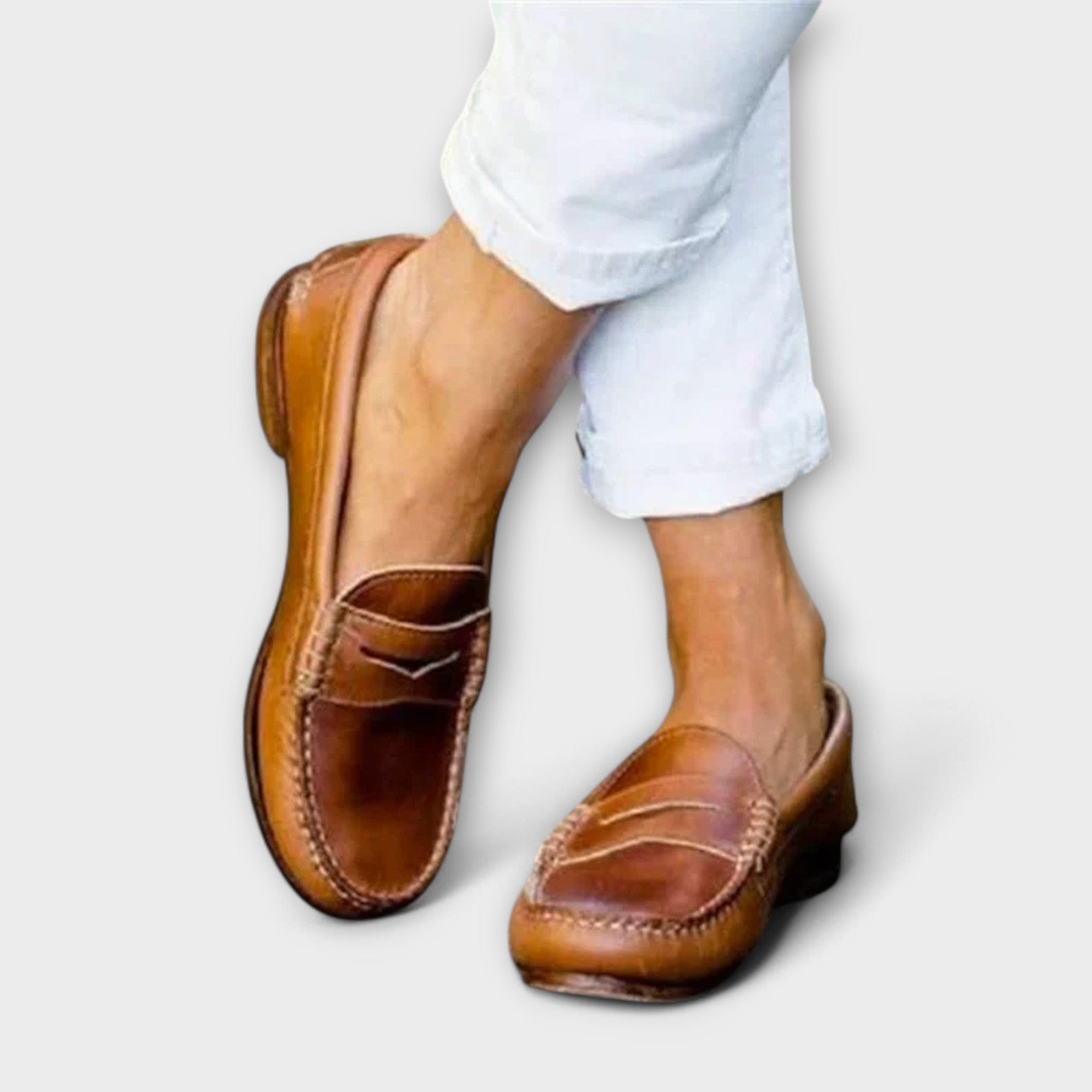 Mocasín Eline de Vega Madrid en color beige, con diseño elegante y cómodo, ideal para looks casual y sofisticados.
