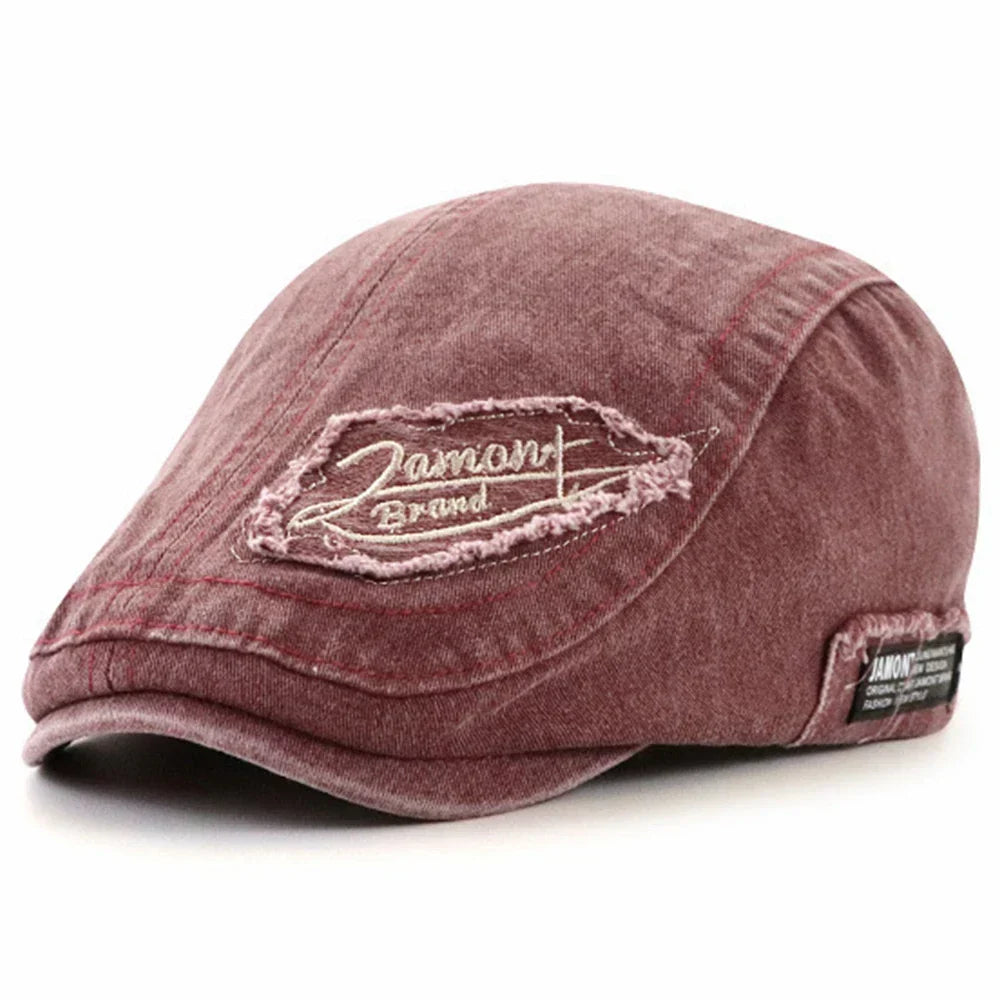 Gorra de denim Iván de Vega Madrid, estilo casual con broche en la parte frontal y costuras visibles en el diseño.