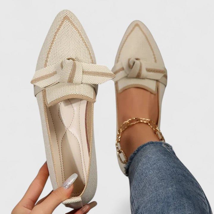 Mocasines Maricela de Vega Madrid con nudo elegante, calzado femenino en color neutro, vista frontal del diseño sofisticado