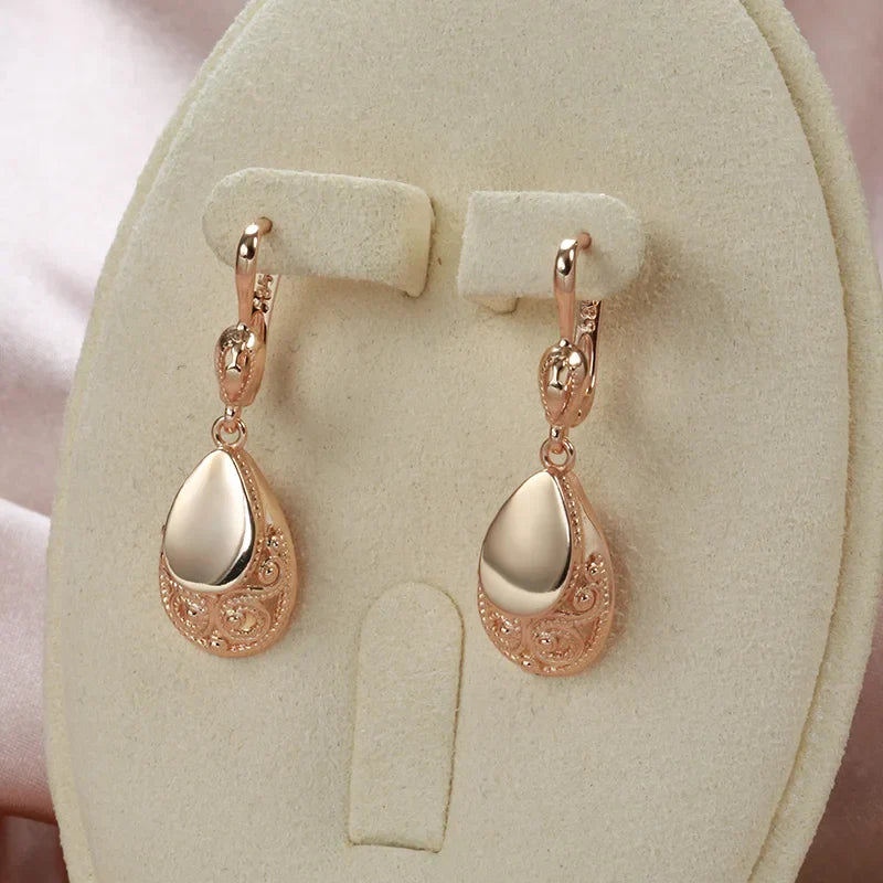 Pendientes colgantes Merle de Vega Madrid con diseño elegante y detalles en acabado metálico.