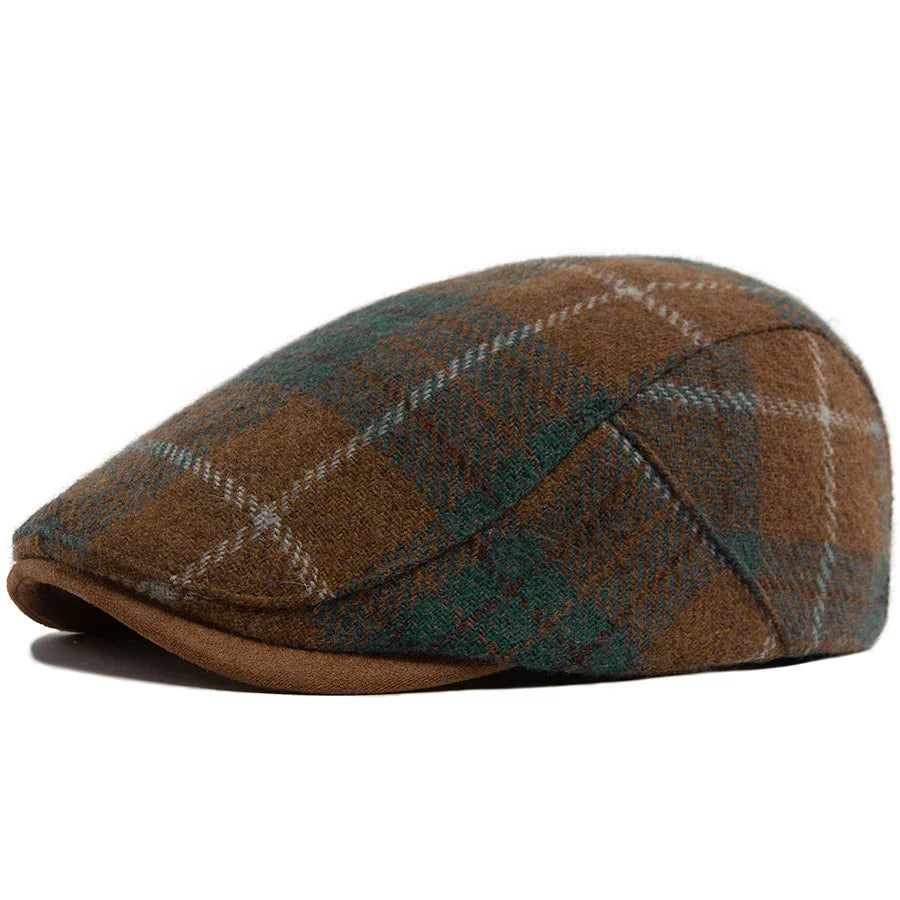 Gorra clásica para hombre César de Vega Madrid, en color neutro, con diseño sencillo y con visera en la imagen.